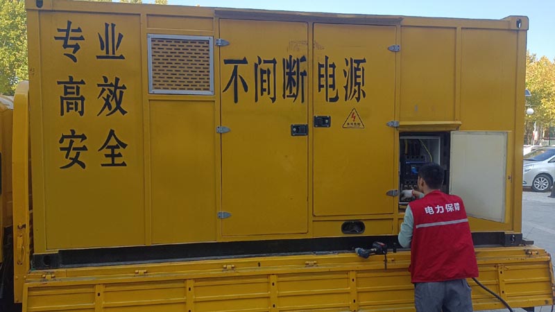 镇巴柴油发电机组和UPS电源配合使用时，如何避免切换过程中的电力中断？